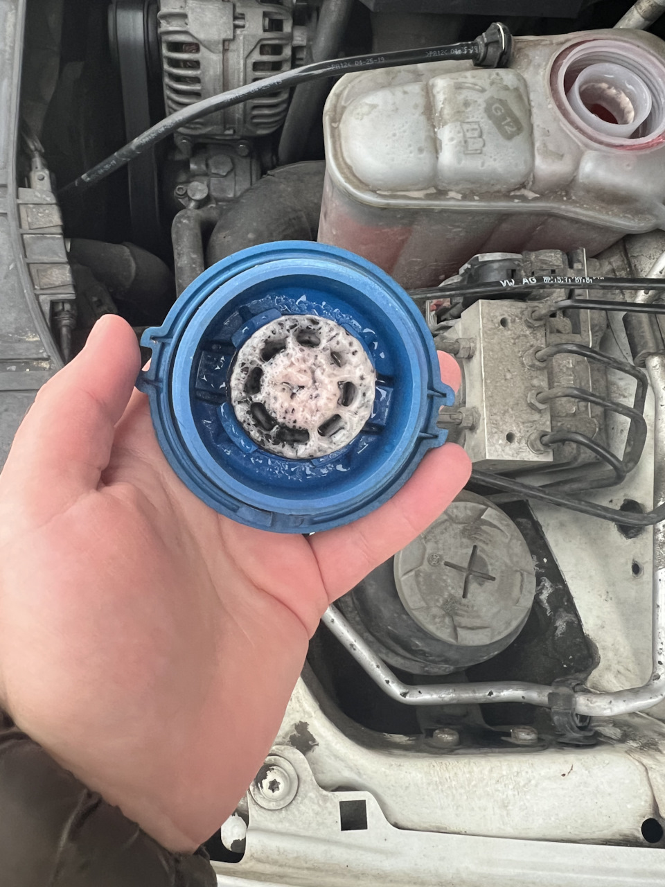 Белый налет на крышке ОЖ — Audi A4 (B8), 1,8 л, 2011 года | поломка ...