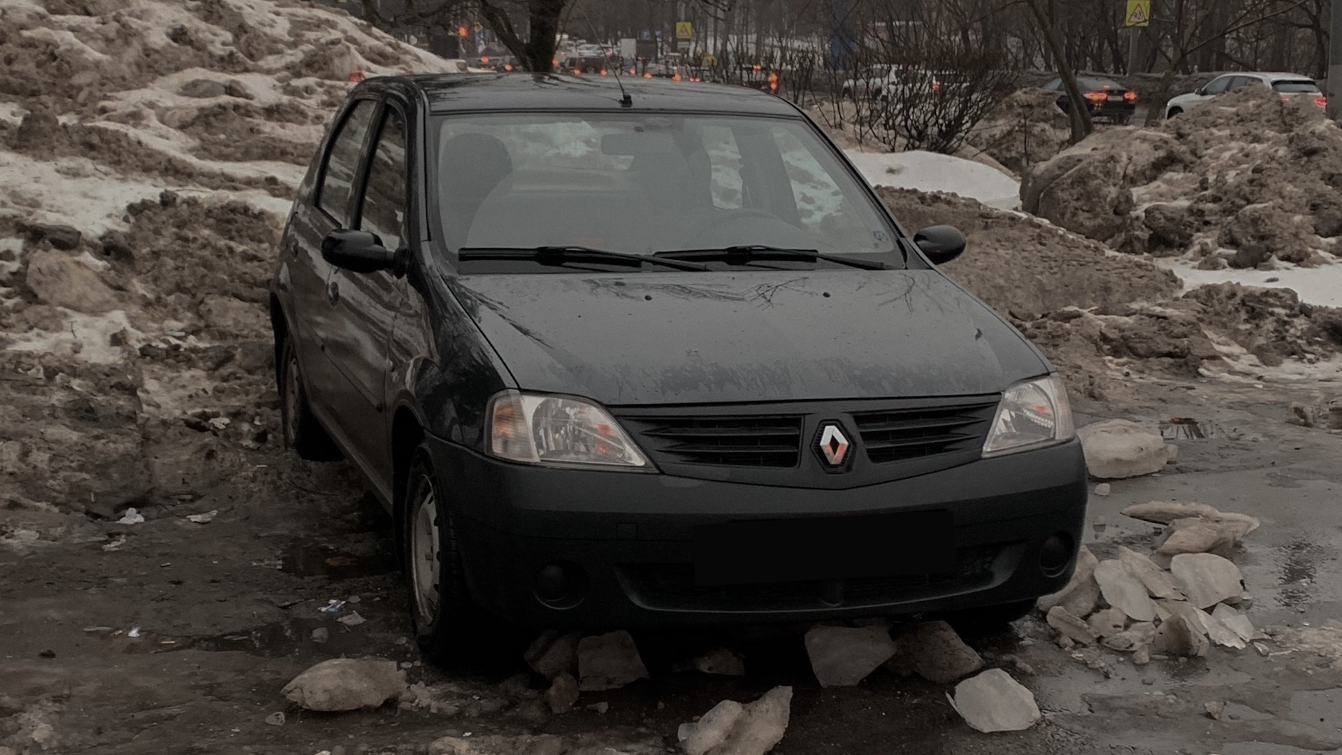 Рено логан 20 года. Логан. Рено Логан черного цвета завалило. Renault Logan в дороге. Задержали Рено Логан.