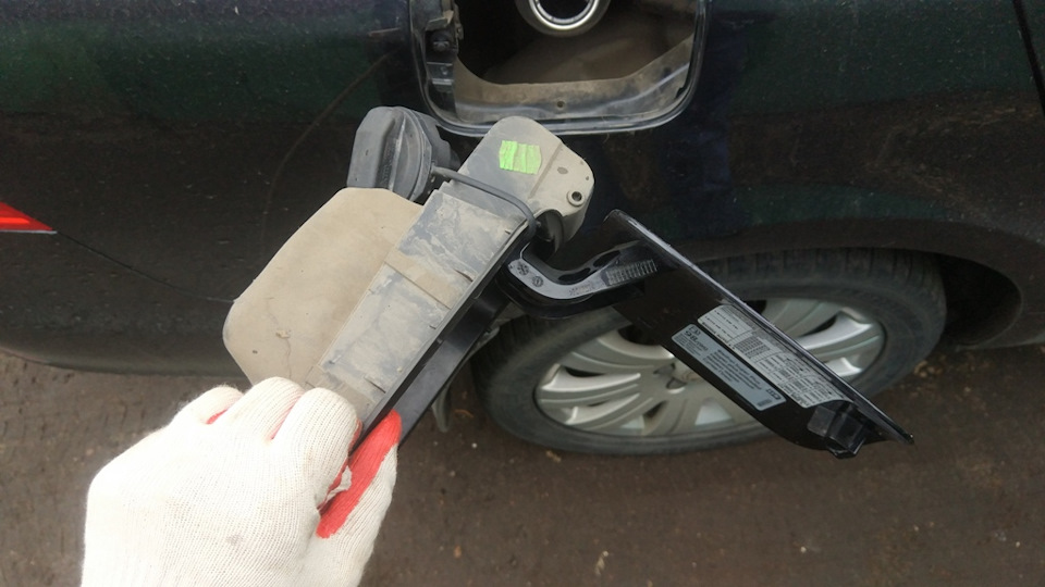 JCAAAgAXKuA 960 Как открыть лючок бензобака шкода суперб