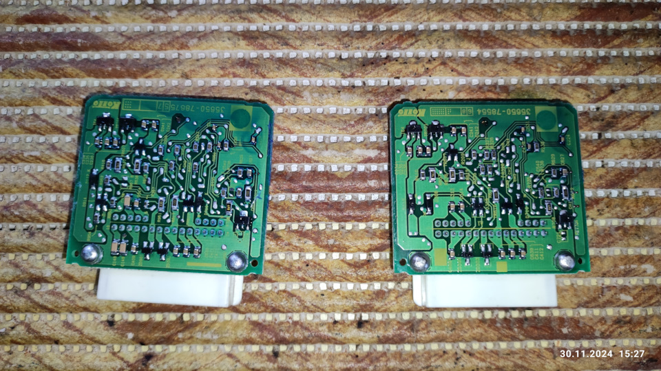 Слева 89960-12150, справа 89960-33280 — Toyota Corolla (140/150). Запчасти на фото: 8996012150, 8996033280