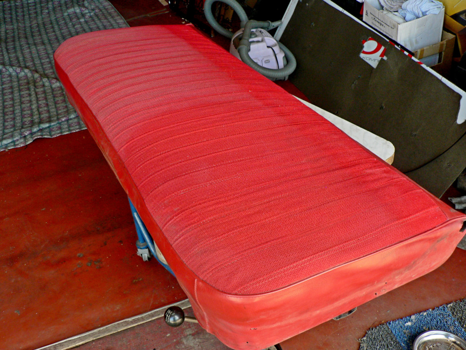 Ремонт сидушек. Передний диван ГАЗ 21. Сидушки на диван. Сидушка от дивана. Кожаная сидушка на кушетку.