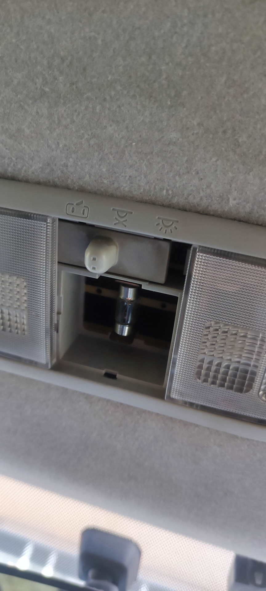 Замена лампочки плафона спереди — Toyota Isis, 2 л, 2005 года ...