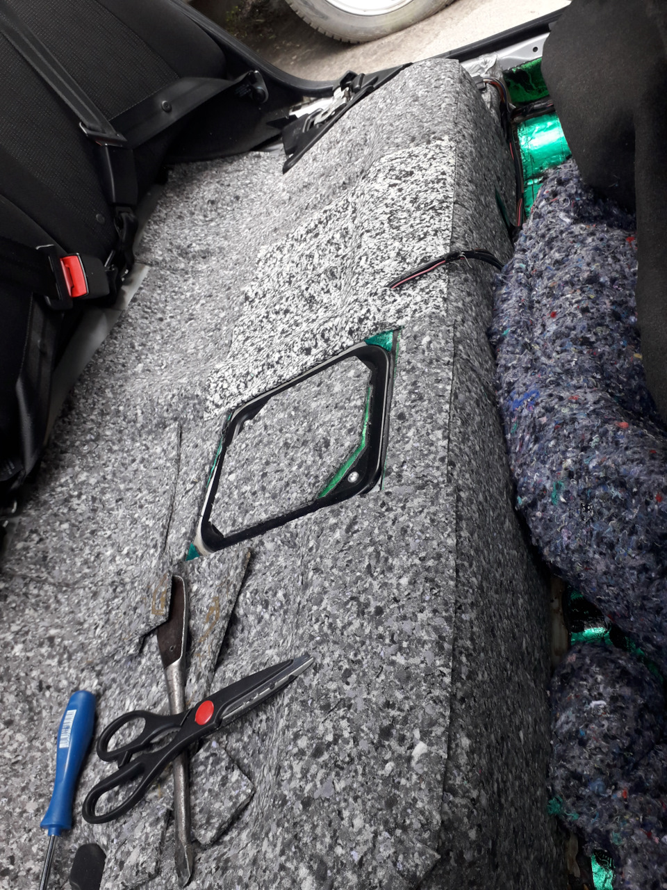 Шумка, продолжение, пол под задним диваном — Lada Приора седан, 1,6 л ...