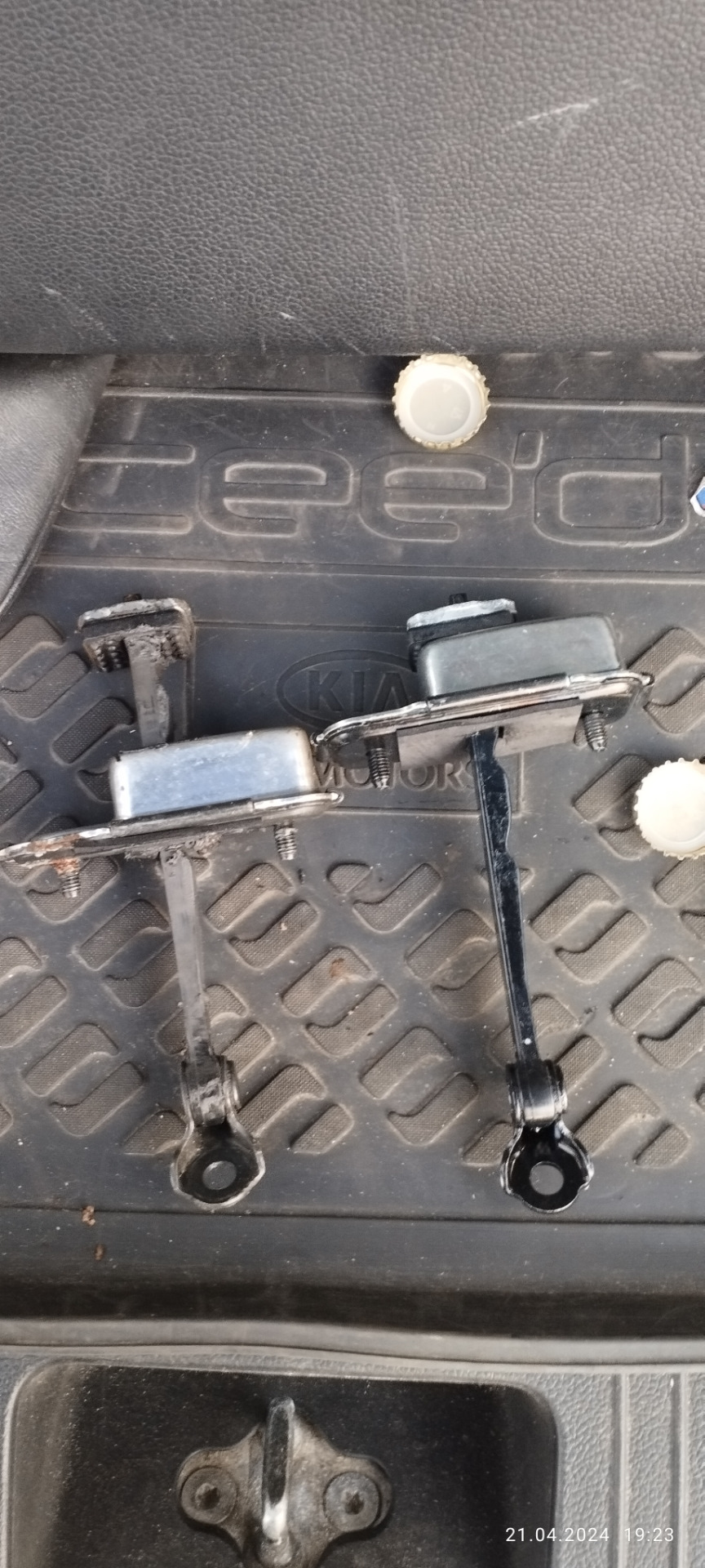 Замена ограничителя двери — KIA Ceed (2G), 1,6 л, 2012 года | плановое ...