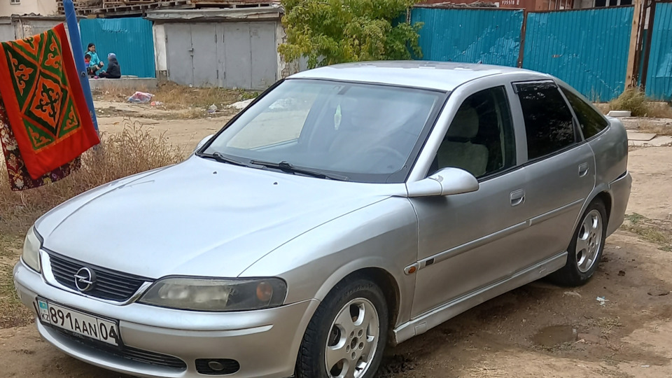 Opel Vectra Хэтчбэк серый металлик