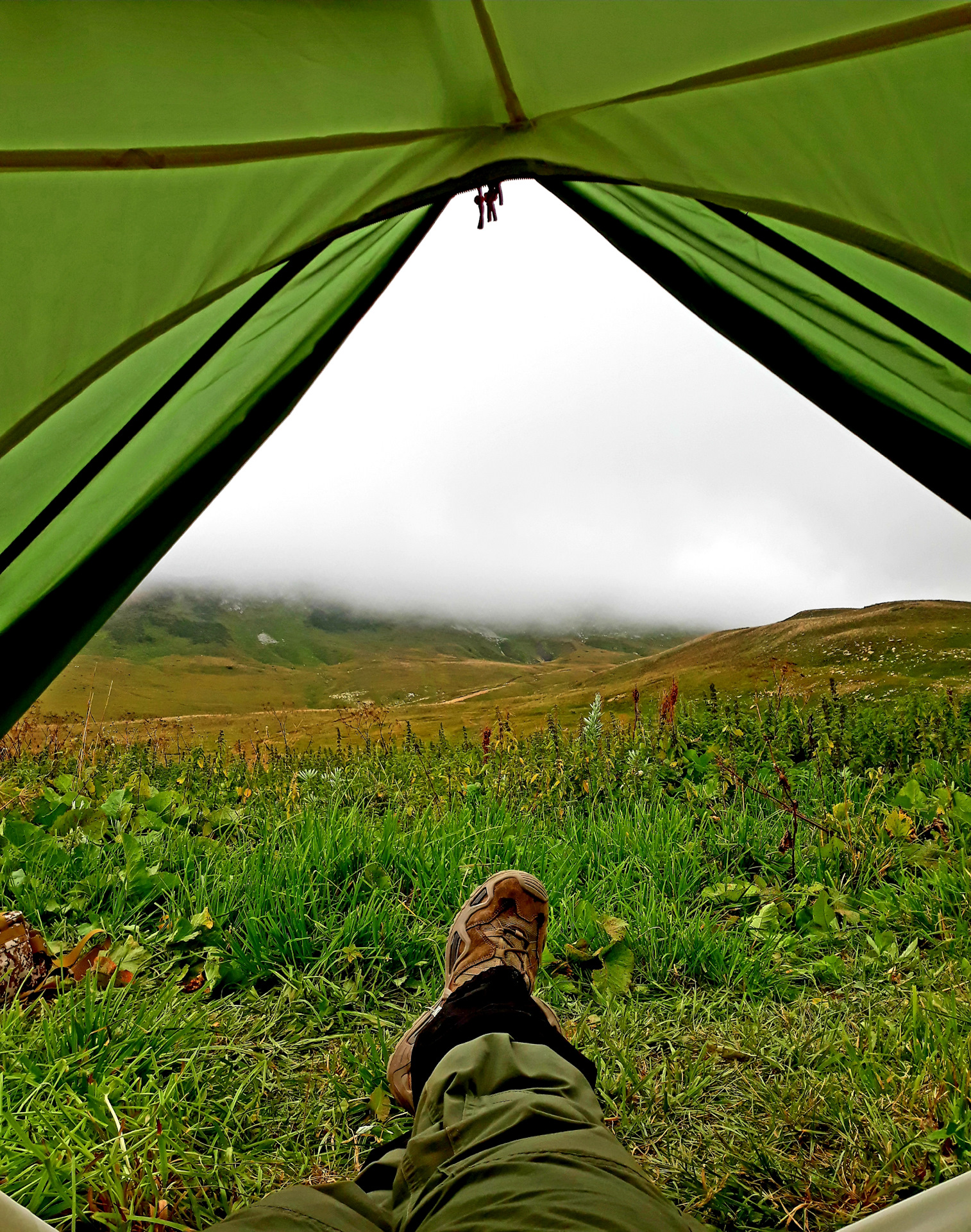 Mountains vacation. Отпуск в горах. Отдых в горах с палаткой. Отпуск в горах картинки. Картинка я в отпуске горы.