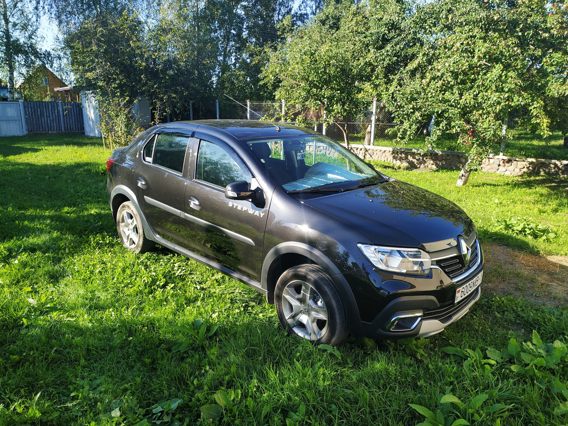 Logan Stepway 2021 черный