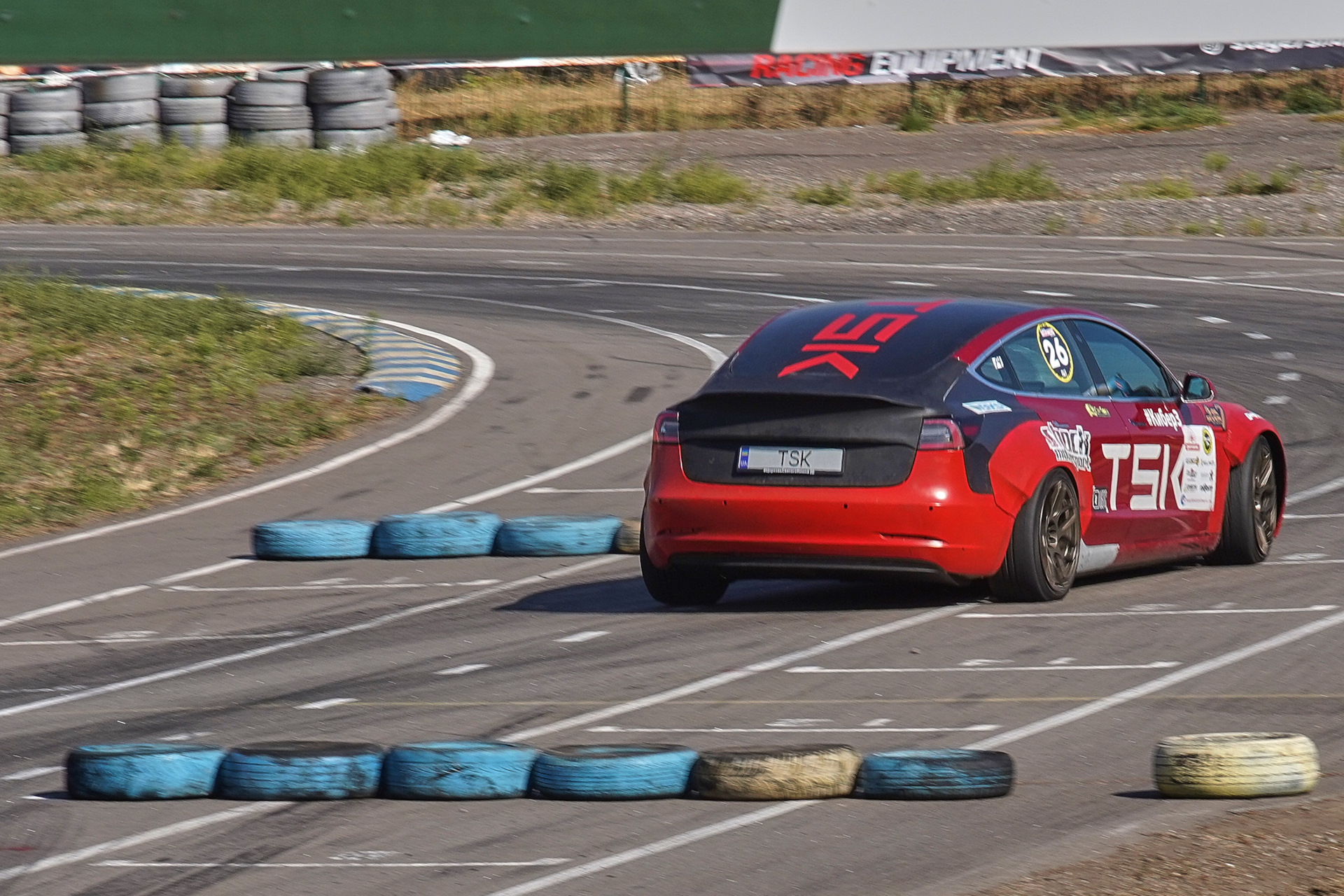 Tesla drive. Тесла гонка. Porsche много.