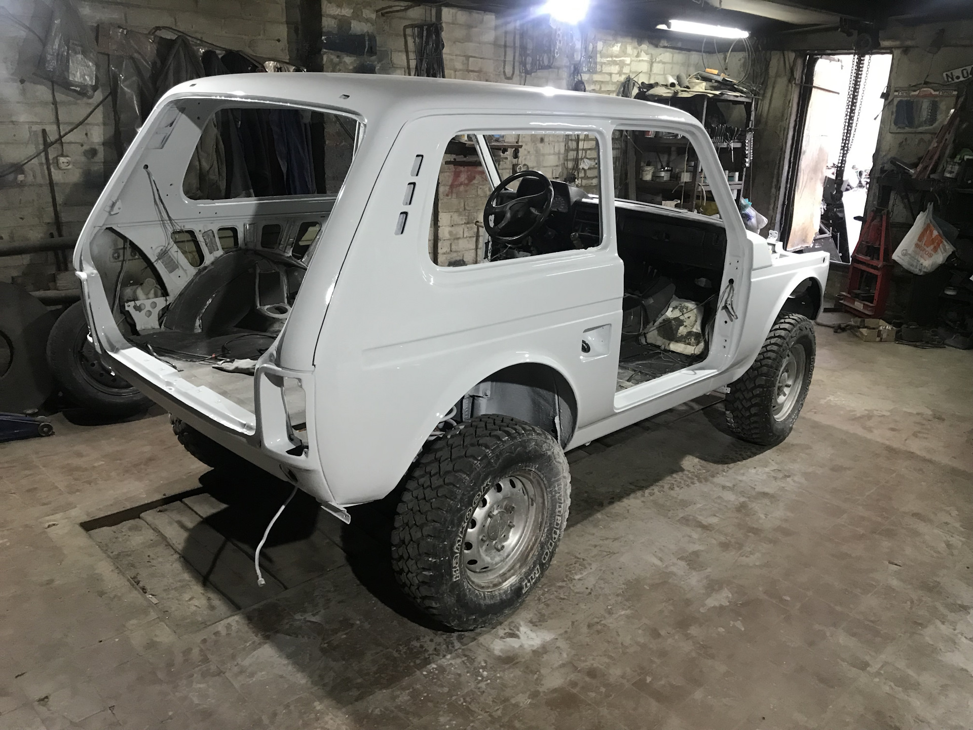 Покраска нивы тюнинг белая Полная покраска Нивы - Lada 4x4 3D, 1,7 л, 2011 года кузовной ремонт DRIVE2