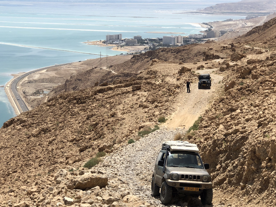 Перевал Яир. Или подъём Яир. Затяжной сыпучий серпантин. Внизу автодорога № 90 и гостиничный комплекс на Мёртвом море. — Suzuki Jimny (1G)