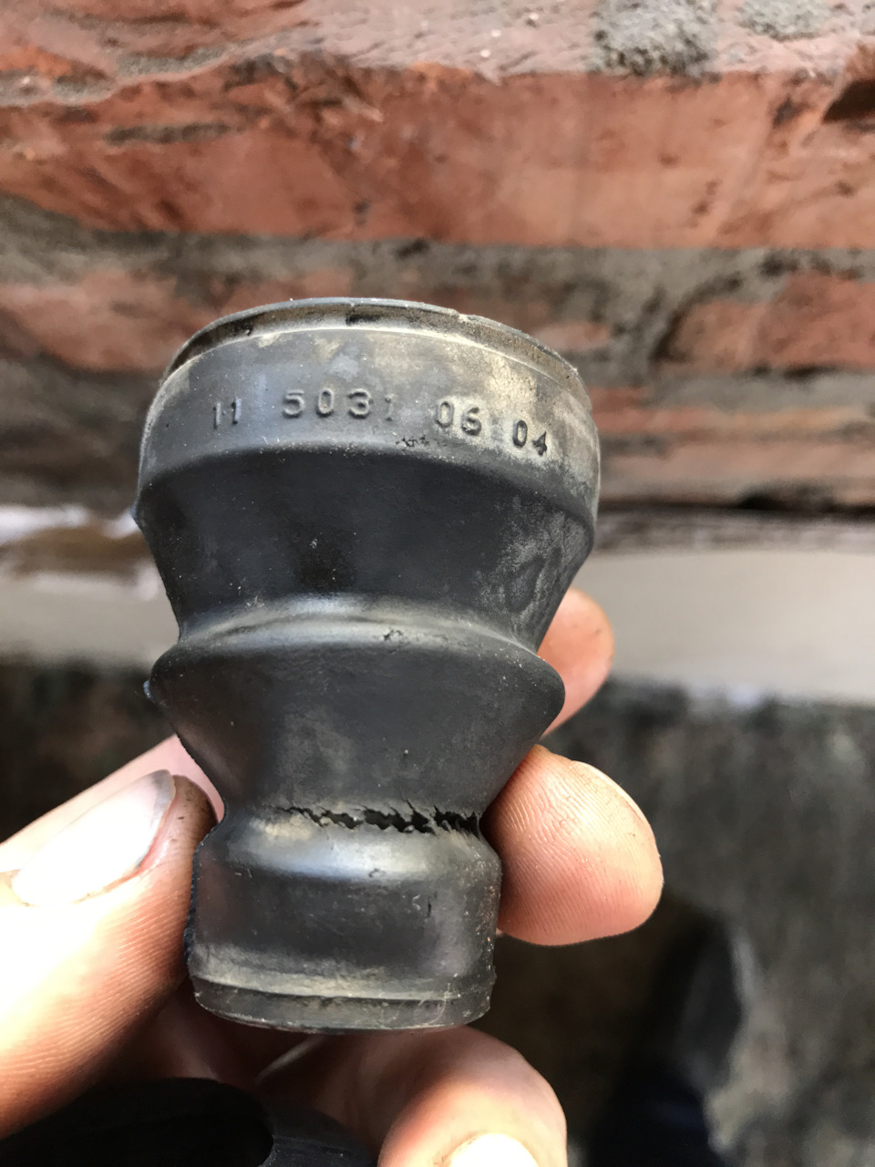 Замена пыльника регулятора давления тормозов(колдуна) Рено Логан 1 — DRIVE2