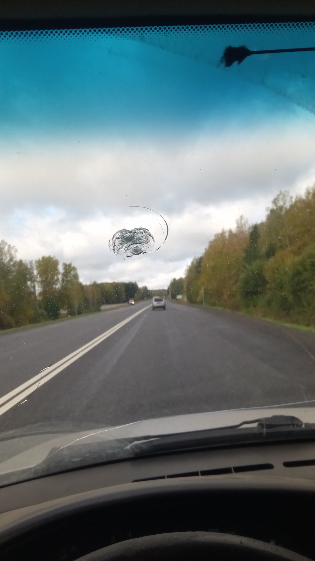 Затяжная гора перед златоустом на трассе м5 в сторону сатки. Прилетело на дорогах. Колесо в лобовое. Треснутое лобовое. Прилетело на дорогах.