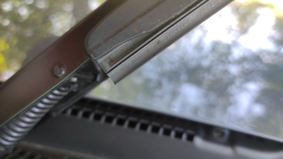 8. Замена резинок в дворниках штатных — Honda CR-V (RE), 2 л, 2008 года ...