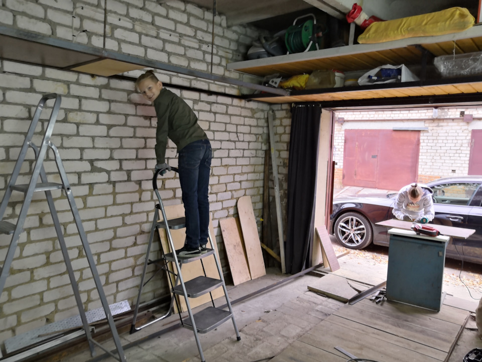 Как обустроить гараж внутри своими руками: столы и верстаки