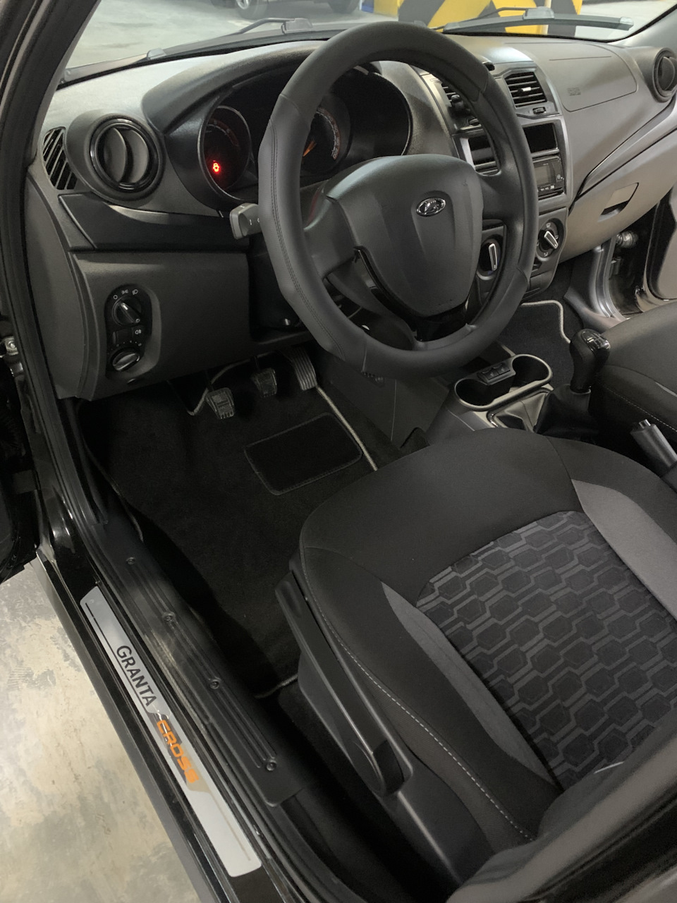 Коврики, оплетка и подлокотник — Lada Гранта Cross, 1,6 л, 2023 года ...