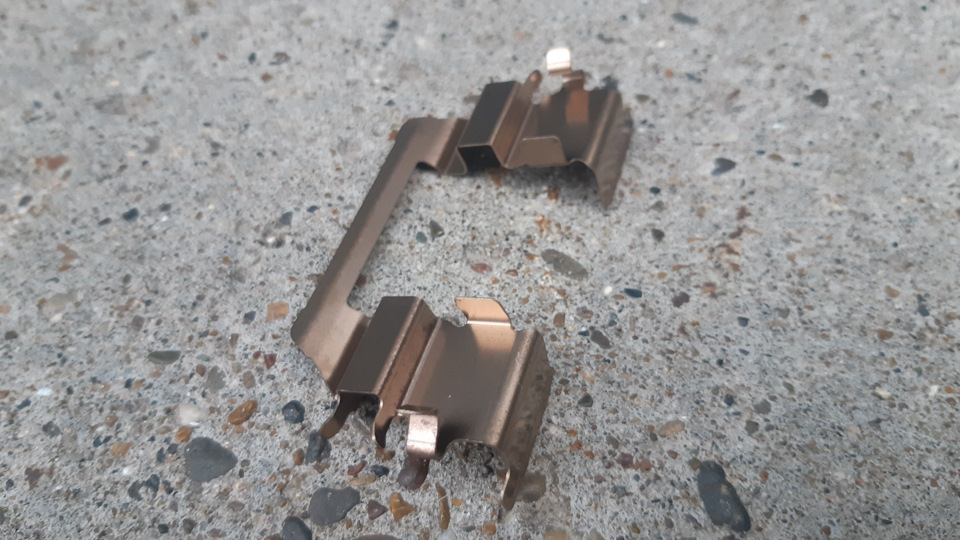 прижимная пружина колодок суппорт suzuki vitara td01w. рк фиксатор колодок волга. разъём комбинации приборов 1118-2170. Britpart : stc8574. фиксатор колодки.