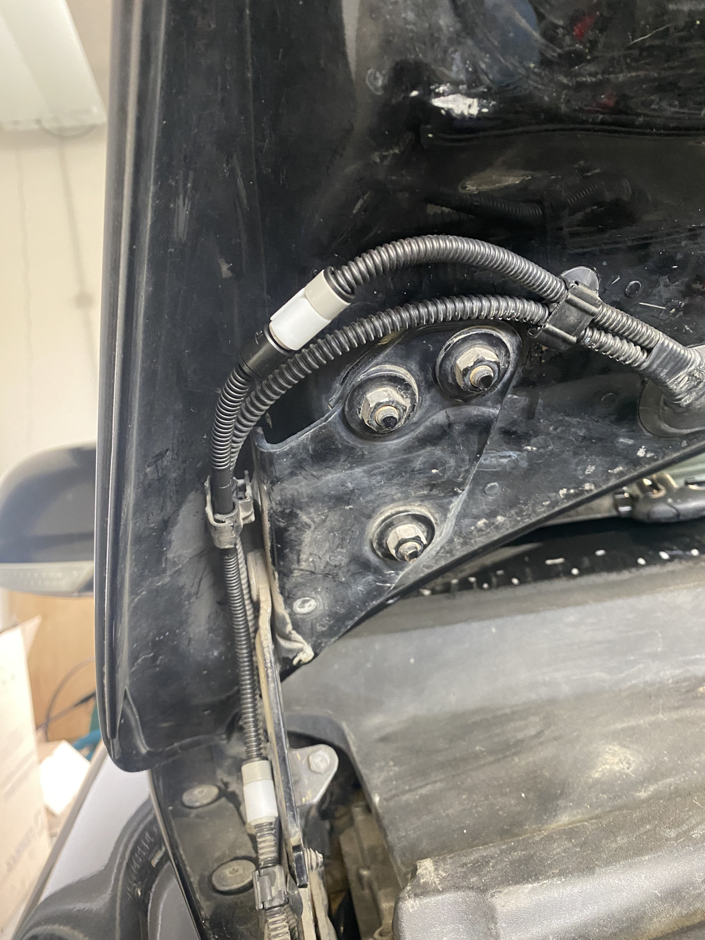 Трубка омывателя лобового стекла. — Volkswagen Touareg (1G), 3 л, 2009 ...