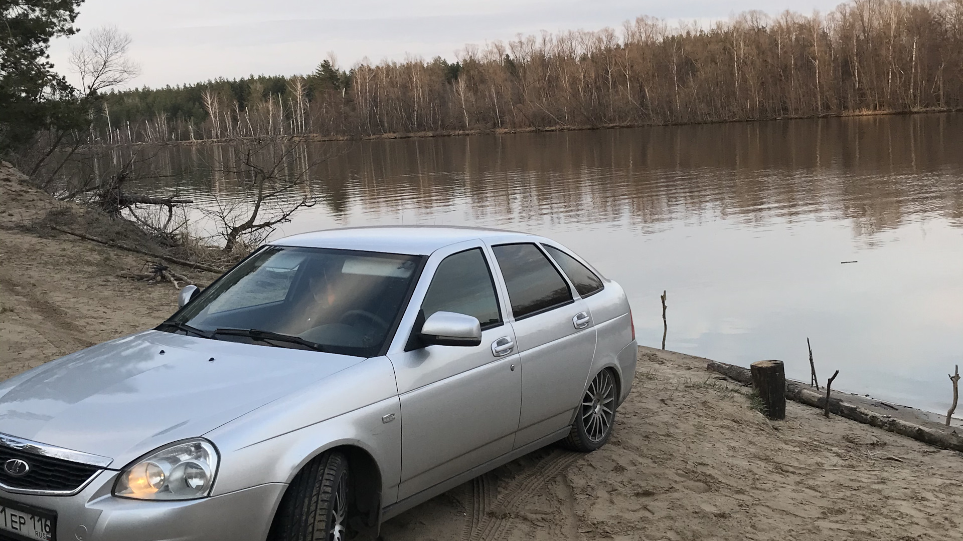 Приора хэтчбек серебристый 209