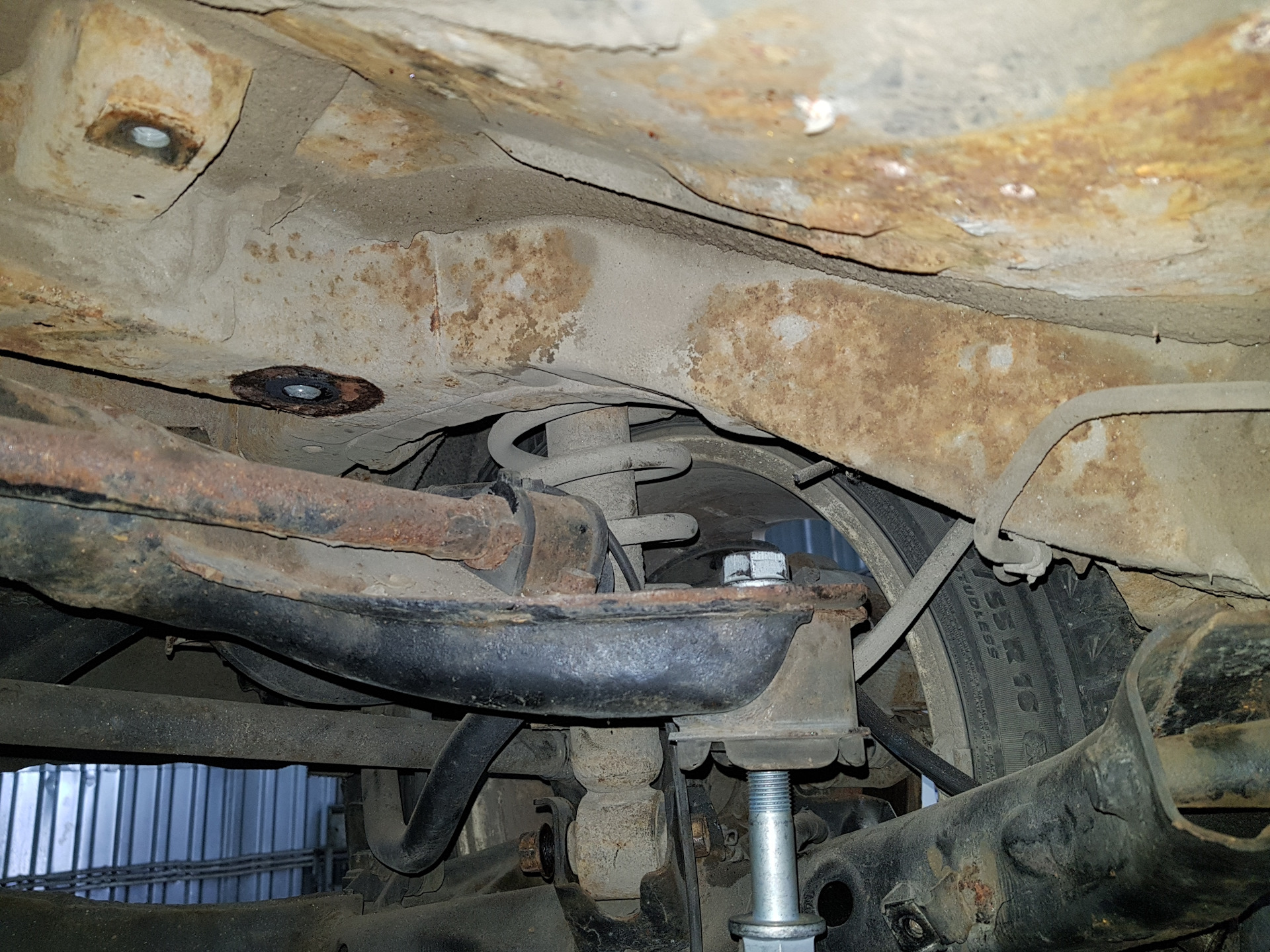 W124 крепление подрамника. Закладная в подрамник бмв. Задний подрамник мерседес w124. Крепление подрамника мерседес 124. Крепление заднего подрамника.