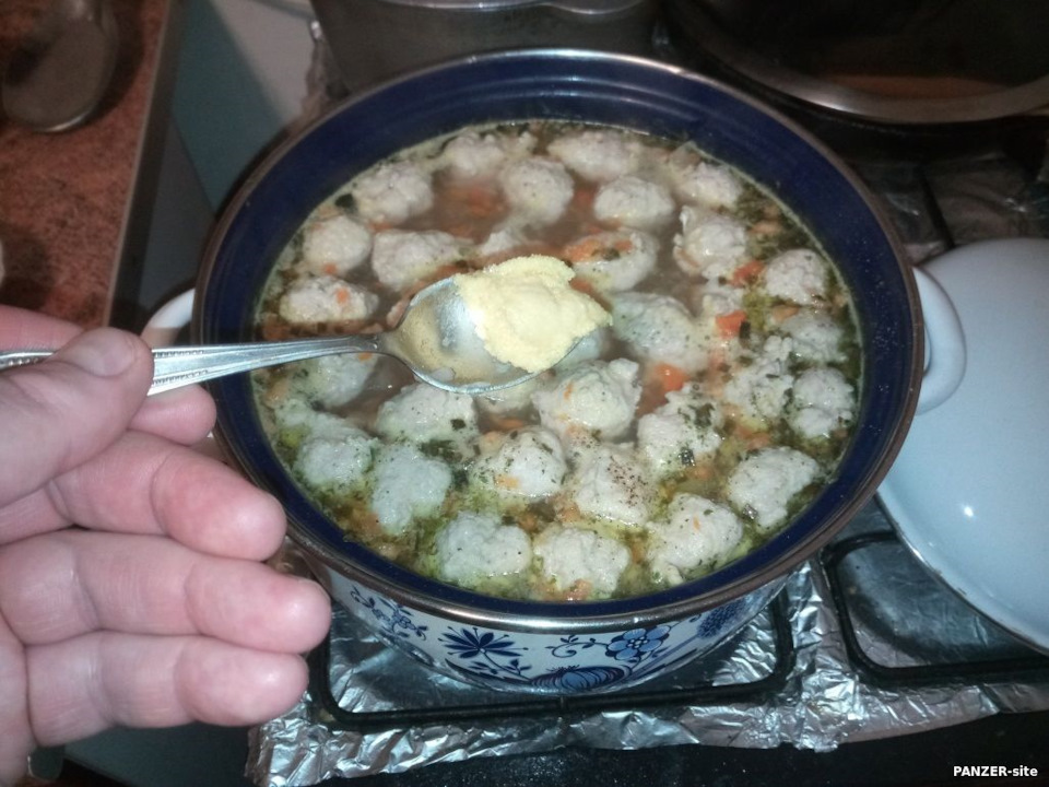 суп с фрикадельками и манной крупой. JIAAAgFdG A 960. суп с фрикадельками и манной крупой фото. суп с фрикадельками и манной крупой-JIAAAgFdG A 960. картинка суп с фрикадельками и манной крупой. картинка JIAAAgFdG A 960. Шарики из рубленого мяса или, как их еще называют, фрикадельки, это фактически международное блюдо. В каждой кухне мира найдется несколько фирменных блюд, которые дополняют рыбные или мясные комочки. Чаще всего они входят в состав супа, но есть рецепты, где фрикадельки отдельно тушатся в соусе, а потом подаются к гарниру.