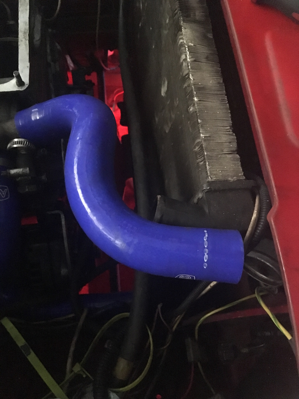 14. Верхний патрубок радиатора, был слишком длинный и сильно гнулся, пришлось его укорачивать что бы встал как нужно. — Lada 21047