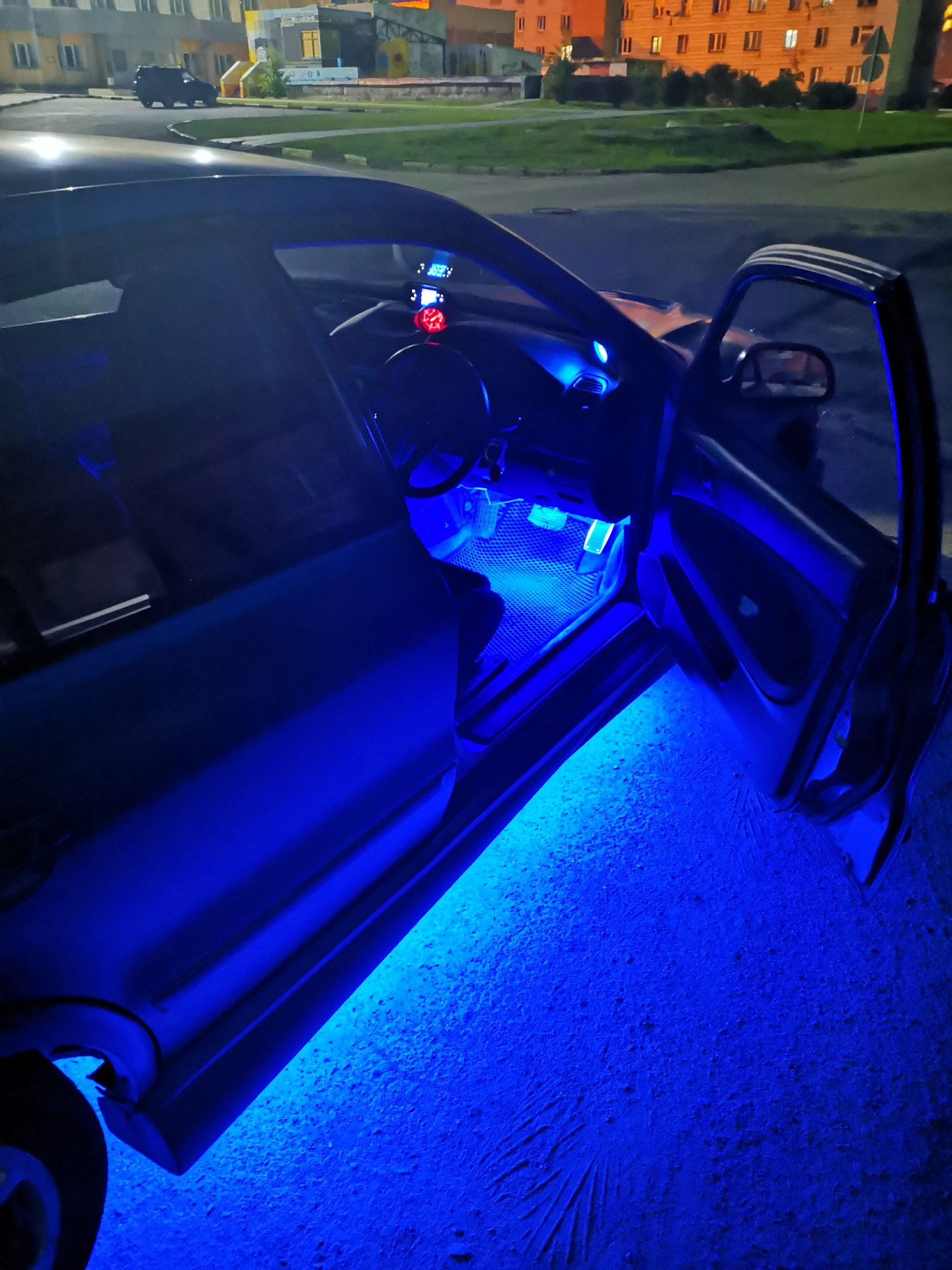 Ли подсветка. Подсветка днища Галант 8. Galant 8 с подсветкой днища. Mitsubishi Galant фиолетовая подсветка. Синяя подсветка в машине.