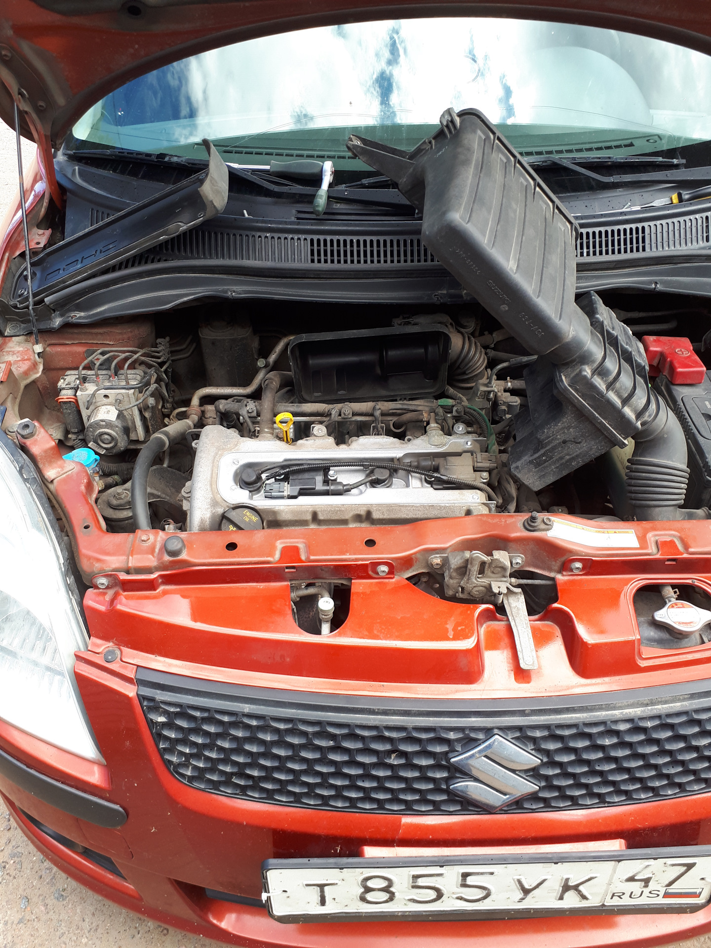 Замена свифт. Suzuki Swift замена свечей. Замена свечи на Судзуки Свифт 2002 г. Выкрутить свечи зажигания Сузуки Свифт. Замена свечей зажигания Сузуки Сплэш.