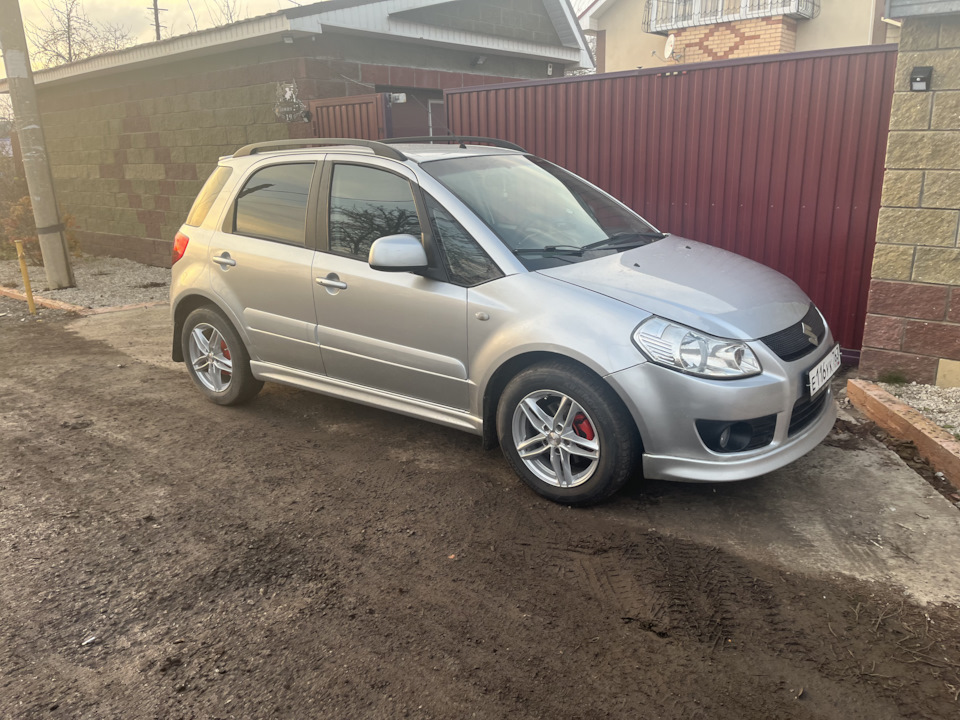 Наклейка на молдинг сузуки sx4. 990e0-79j57. Молдинг сузуки сх4. Накладка на крыло сузуки сх4. Молдинг сузуки сх4.