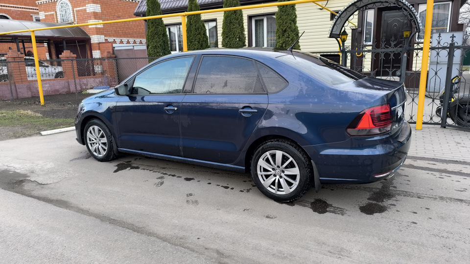 Volkswagen Polo Sedan Night Blue