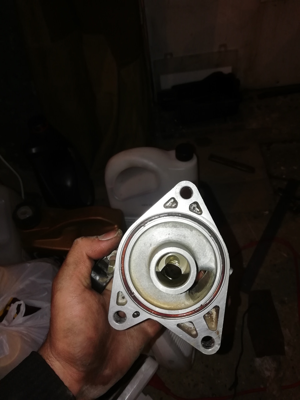 Вся проблема была в поставке, которая установлена между блоком и масл. Фильтром там есть прокладка, вот она начала пропускать, причём заметил, что если не крутит мотор, то ее хватало, больше 4500 крутишь начинает пропускать, на блоке куда вставляется данная проставка, есть хоботок на нем тоже резиновые кольцо, его я заменил, а большое кольцо пришлось с герметиком подкинуть, но главное, что проблема ушла, теперь все сухо — Toyota Chaser (100)