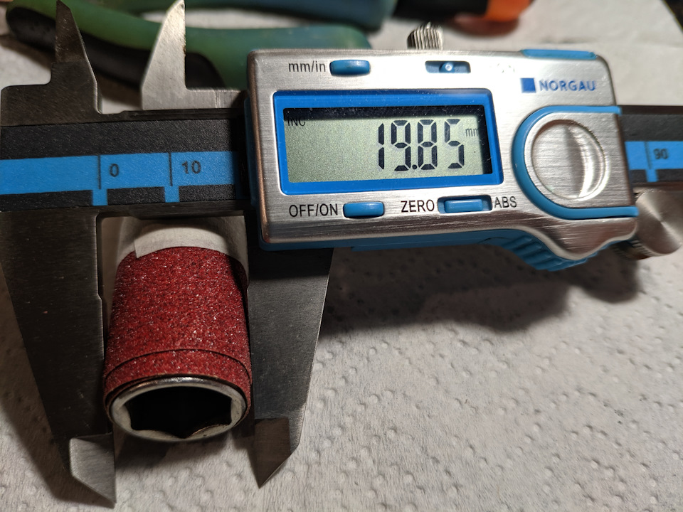 Используем подручные средства, чтобы придать щеткам нужные размеры, а также — Opel Astra H