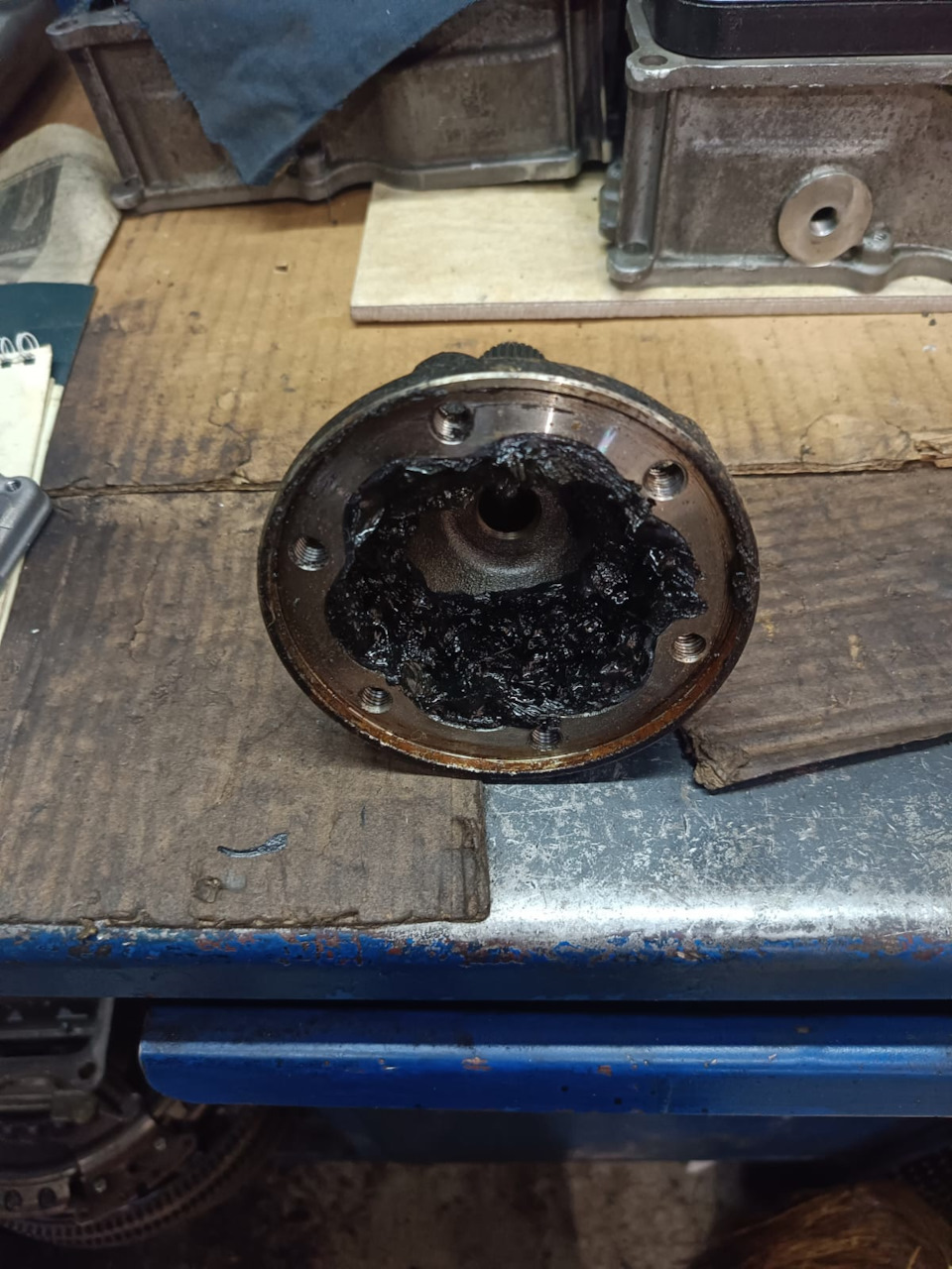 Видно, что у него есть углубление под прокладку, а также снаружи круглый. Неверный снаружи фигурный и без прокладки, т.к. там привод герметичен, с крышкой — Volkswagen Polo Sedan