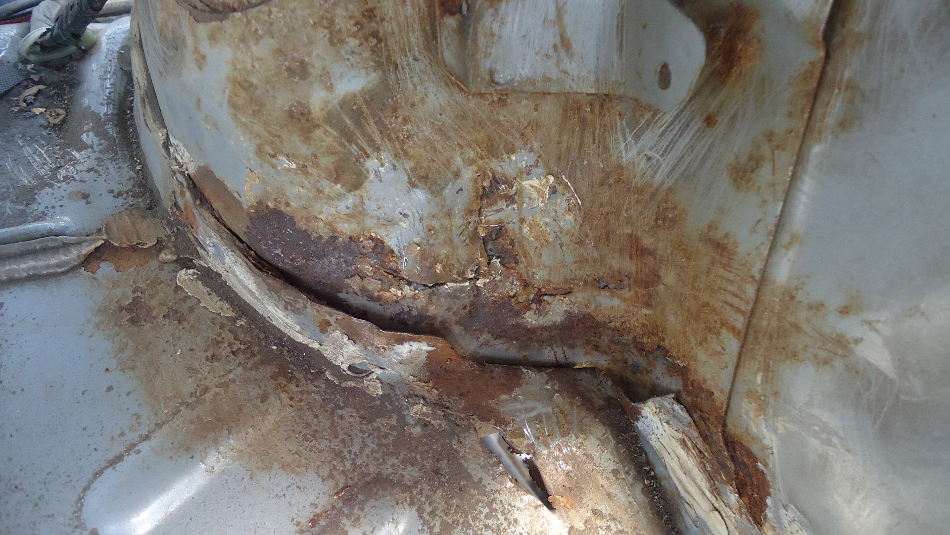 Ржавые пороги 2110. Гнилые пороги прадо 150. Сгниет или згниет. Форд фокус 2 днище гнилое. Bmw e34 гнилая.