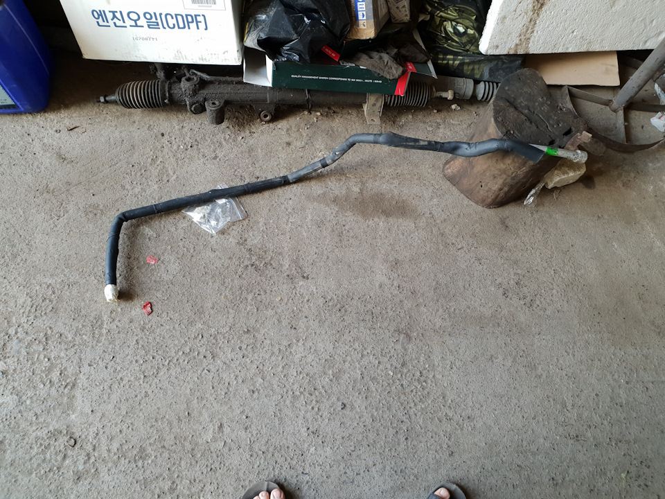 Слили фреон, достал трубку от донора, одел её в изоляцию и поставил — SsangYong Rodius