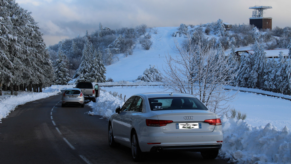 Кто-нибудь знает что это за квадрат справа под « TDI » ? О-О — Audi A4 (B9)