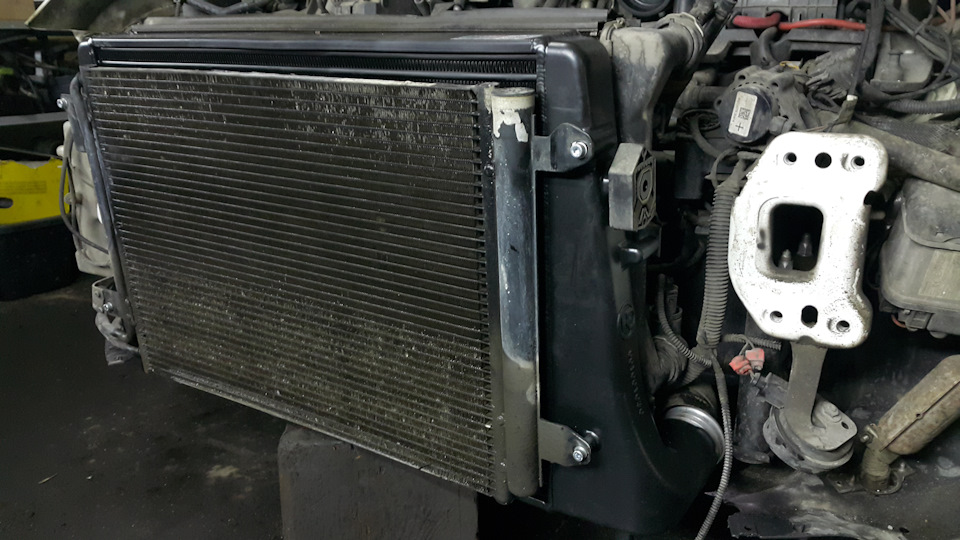 Радиатор кондиционера уже не айс. Скорее всего буду летом пинцетом убирать сломанные соты. Менять не вижу смысла — опять испортится на очередной мойке высокого давления. — Skoda Yeti