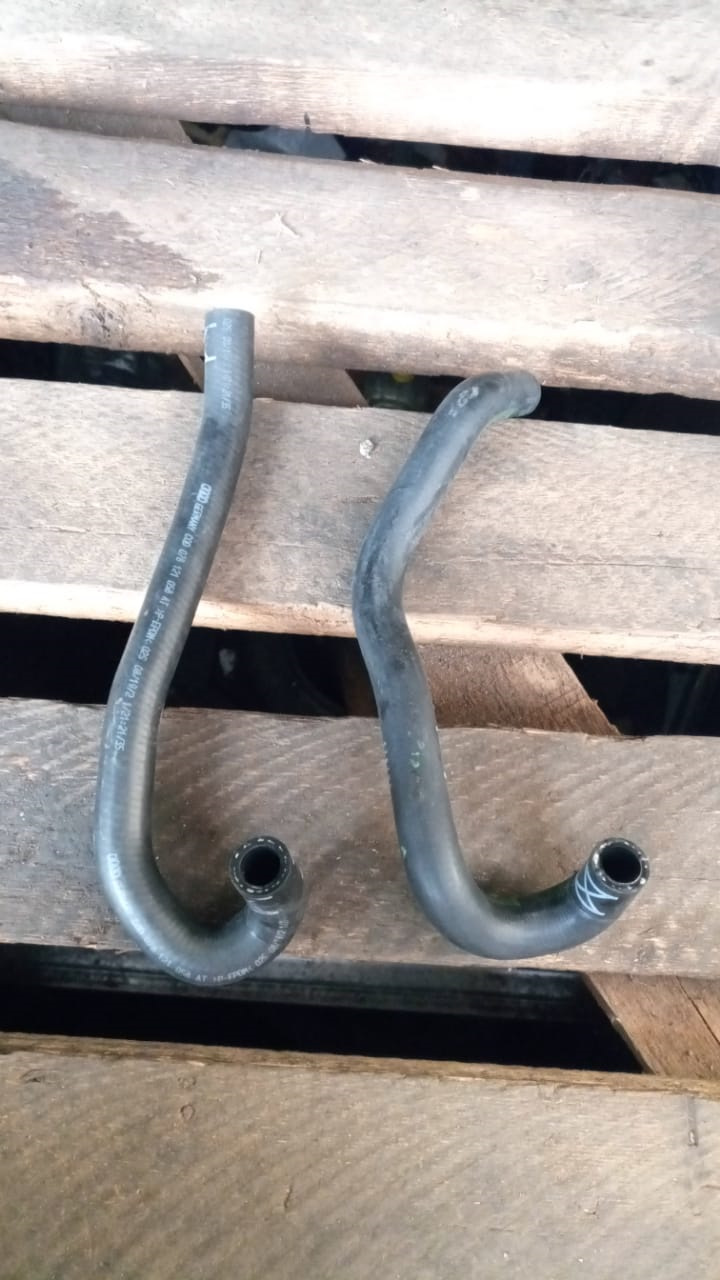 слева 078121058AT и справа 078121058AM — Audi A6 (C5). Запчасти на фото: 078121058AT, 078121058AM