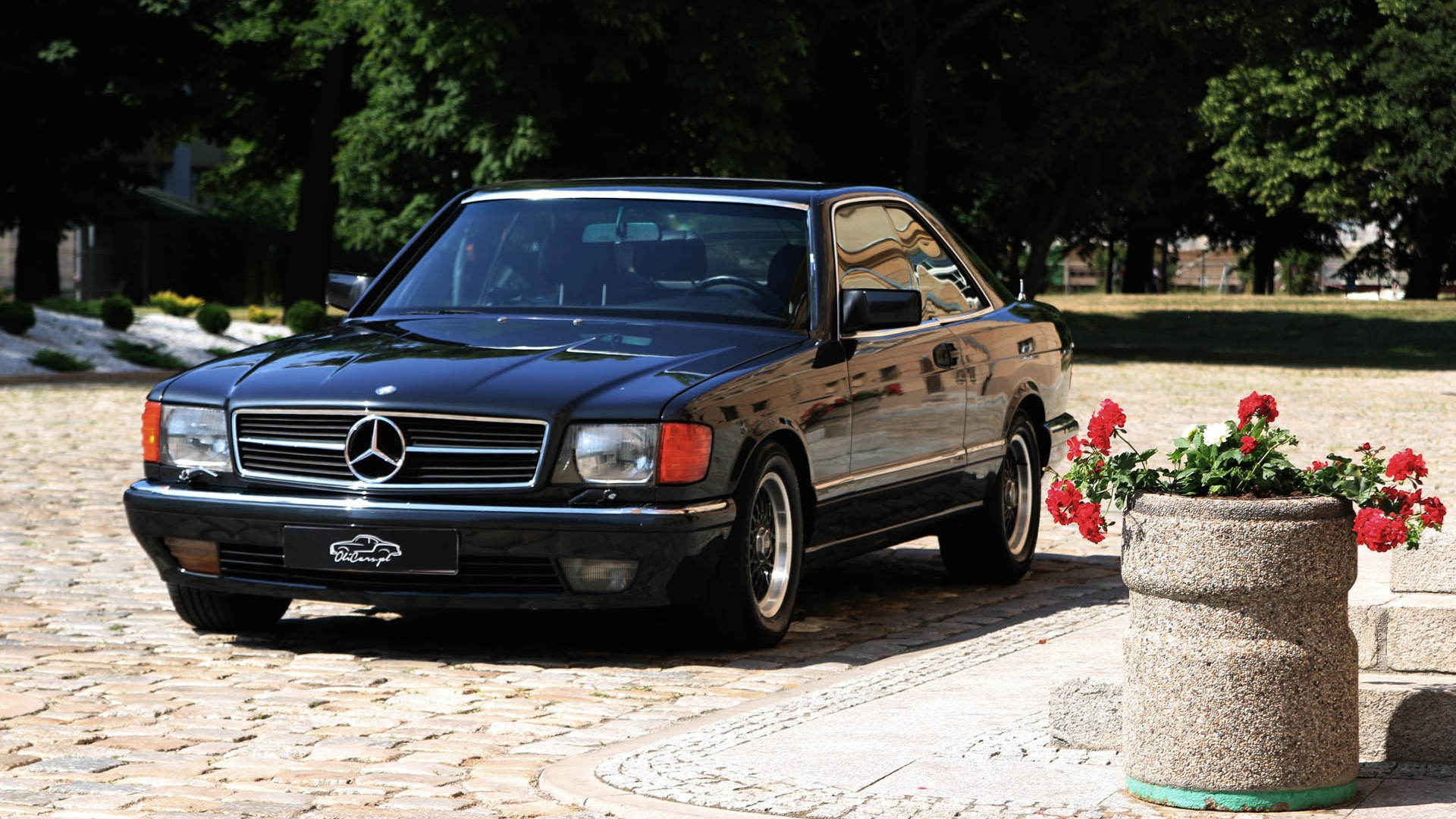 Старый мерседес фото. Mercedes-Benz c126. Mercedes Benz 560 sec c126. Mercedes w126. Mercedes 560 sec.