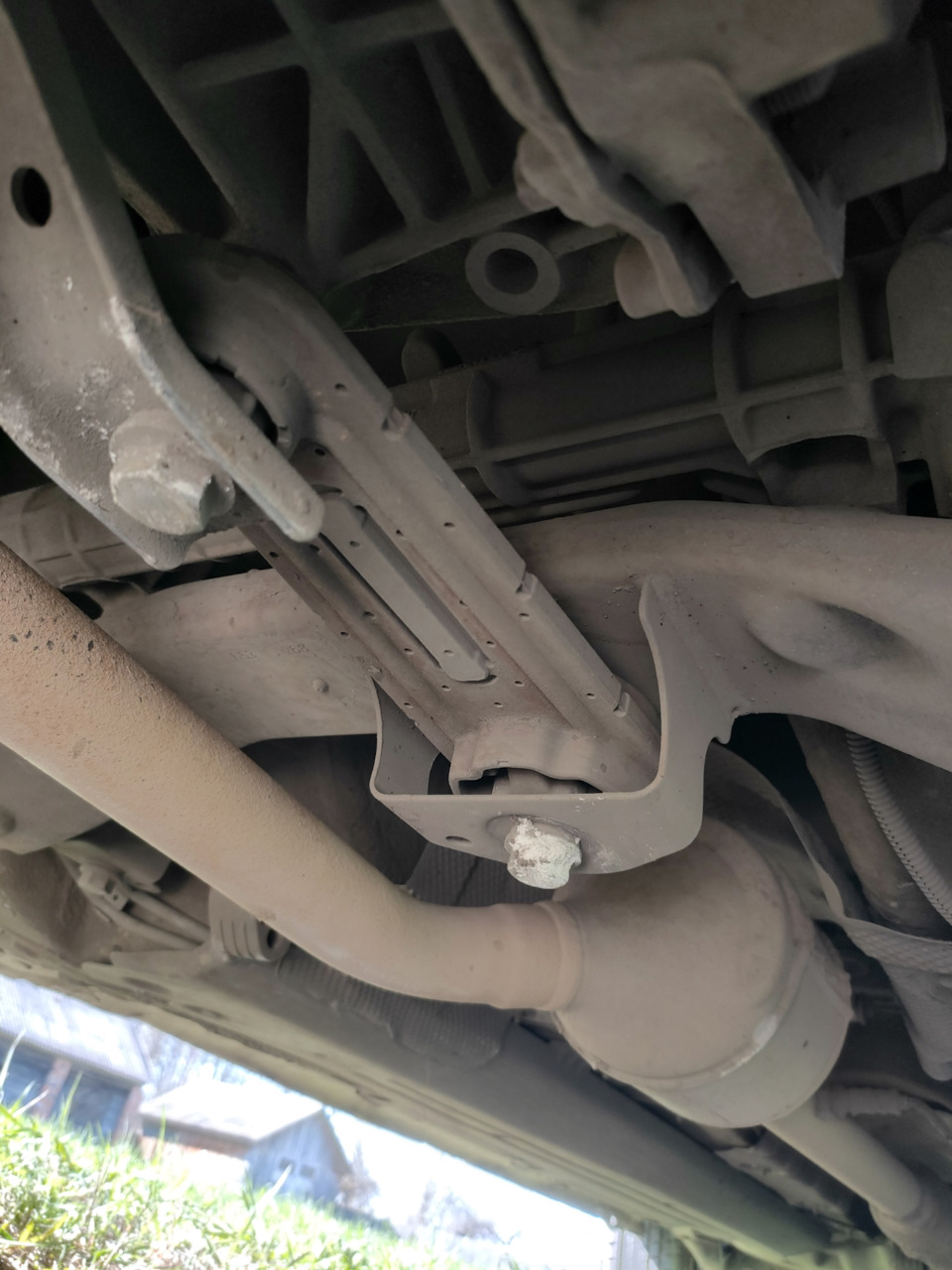 Опора двигателя нижняя (задняя) — Renault Logan (1G), 1,6 л, 2010 года ...