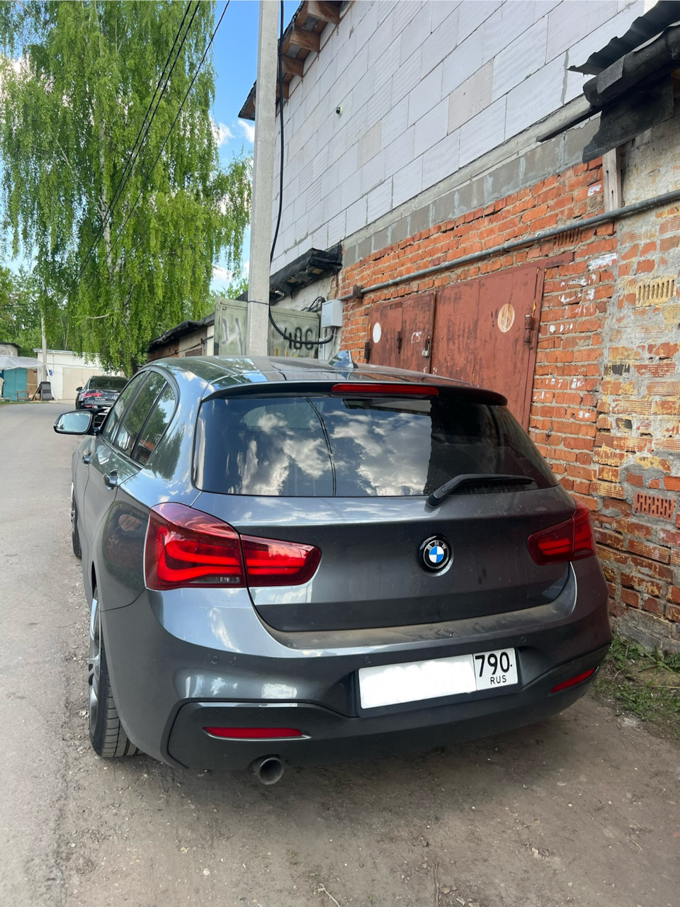 №10] Установка спойлера — BMW 1 series (F20), 2 л, 2019 года | тюнинг |  DRIVE2