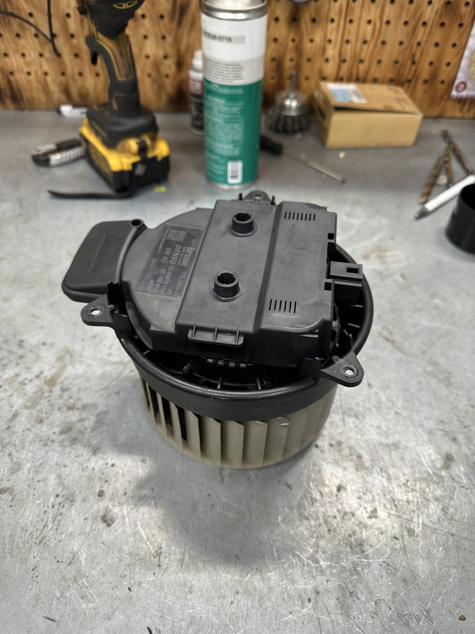 далее мотор печки — Audi A7 Sportback (1G)