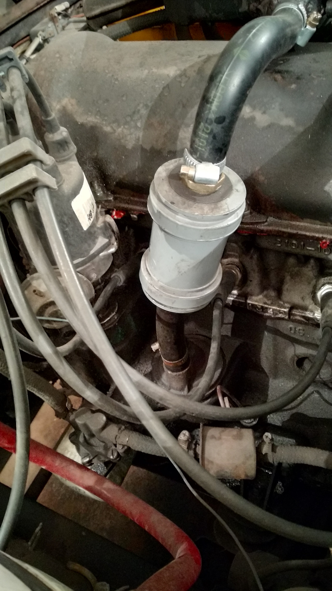 Сапун жигули. Крышка сапуна ваз 2101. Патрубок сапуна 2106. Сапун ваз 2106. Пламегаситель вентиляции картера ваз 2106.