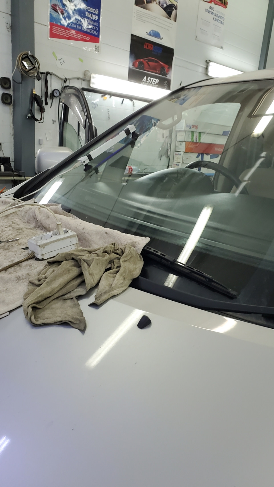 Сколы на лобовом стекле — Toyota Alphard, 3 л, 2002 года | визит на ...