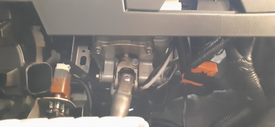 Где то там был этот разъем, но на фото его не видно — Nissan X-Trail III (t32)