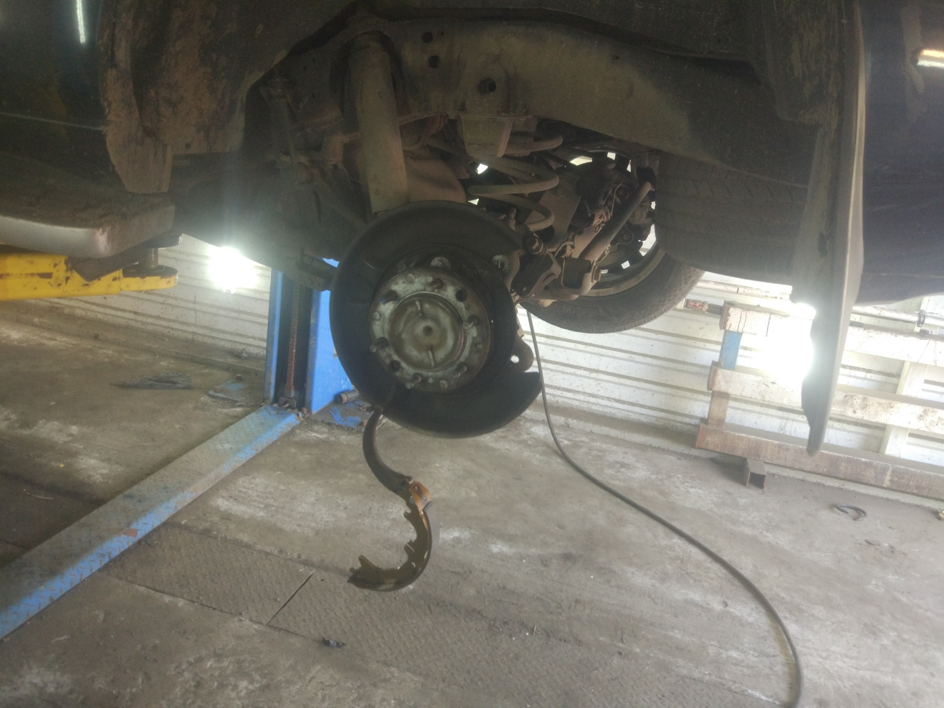 Замена колодок, стояночного тормоза — Toyota Land Cruiser Prado 150 ...