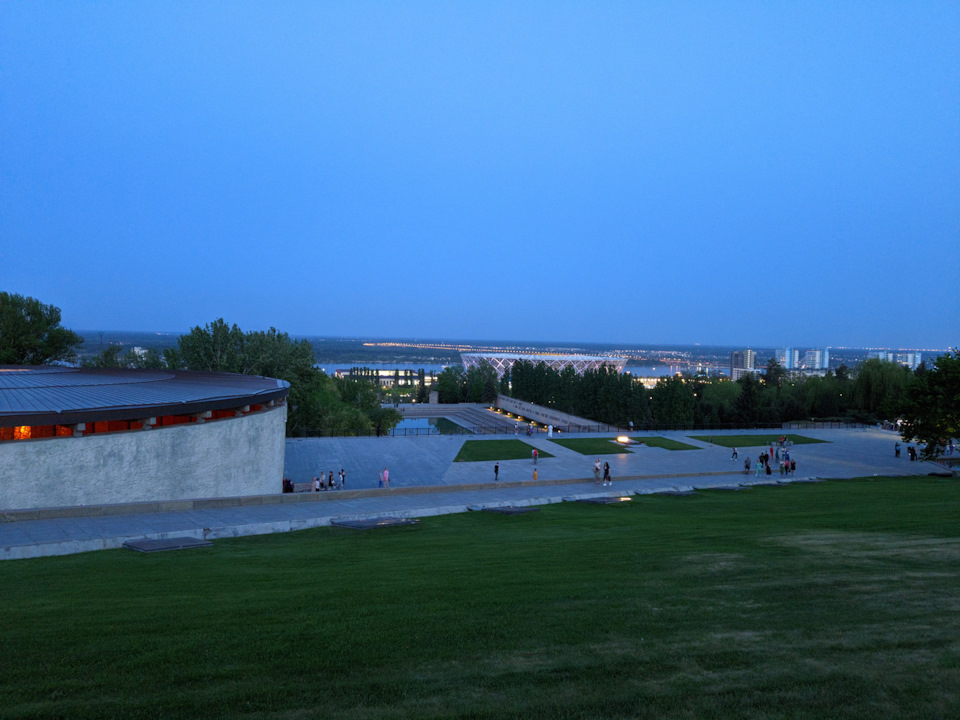 Слева видно, как изменился вид здания, где находится Вечный Огонь. — Nissan Qashqai (2G)