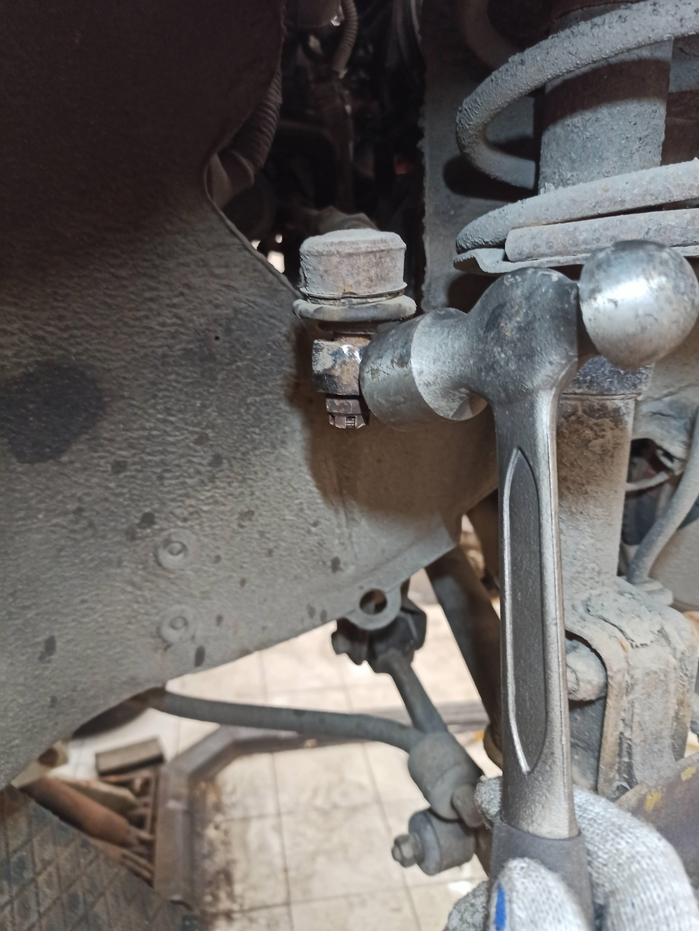 Рулевые наконечники 2114 от 2110. Демонтаж рулевой рейки ваз 2110. Пыльник рулевого наконечника ваз 2110. Снятие рулевых наконечников без съемника. Замена наконечников рулевых тяг ваз 2110.