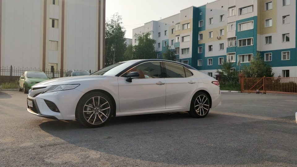 Toyota Camry 75 белый перламутр