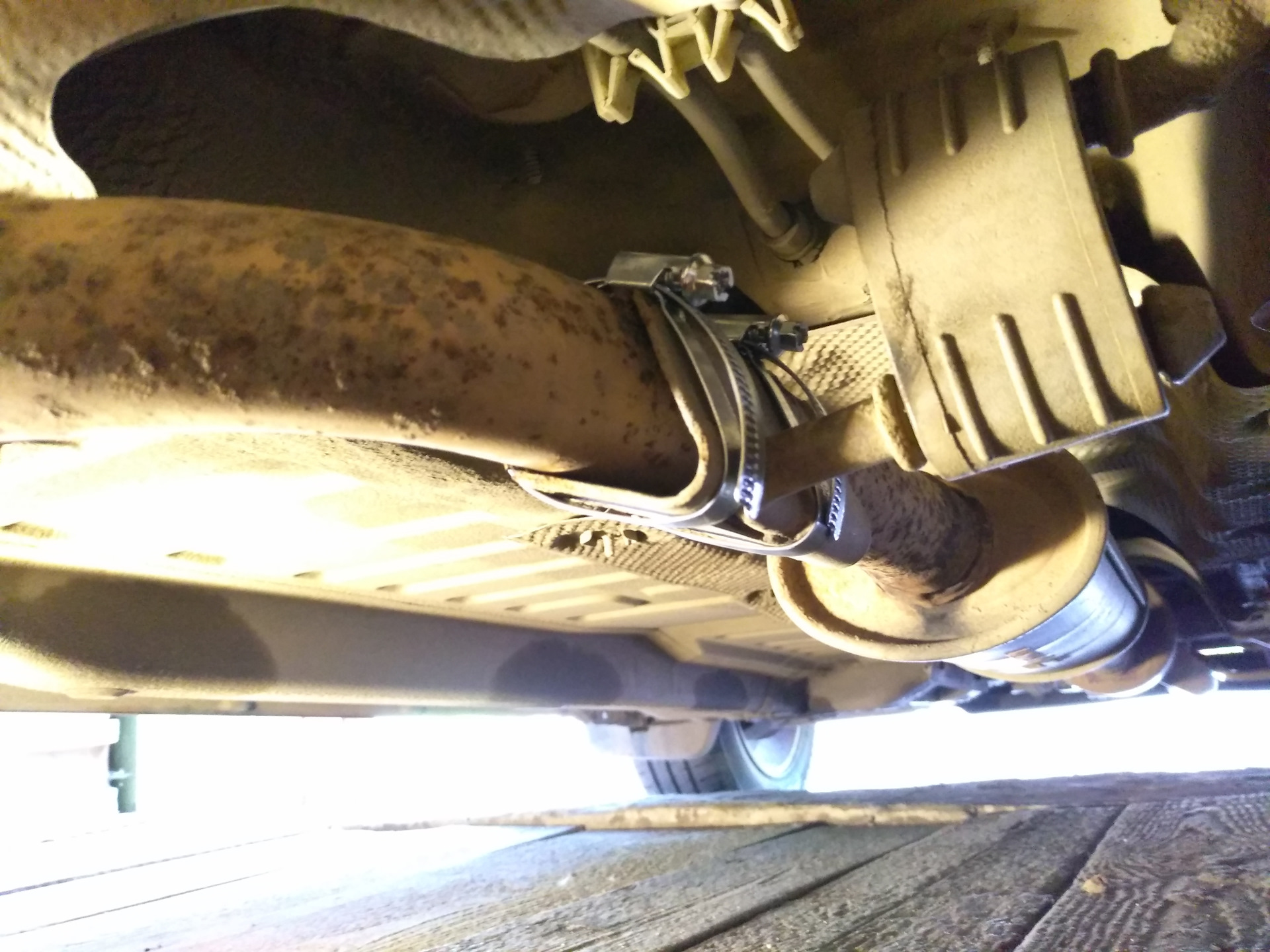 Выхлопная система renault sandero stepway. Выхлопная трасса рено сандеро 1. Крепление выхлопной системы рено логан 1. Кронштейн крепления глушителя рено логан 1. Крепление глушителя рено сандеро.