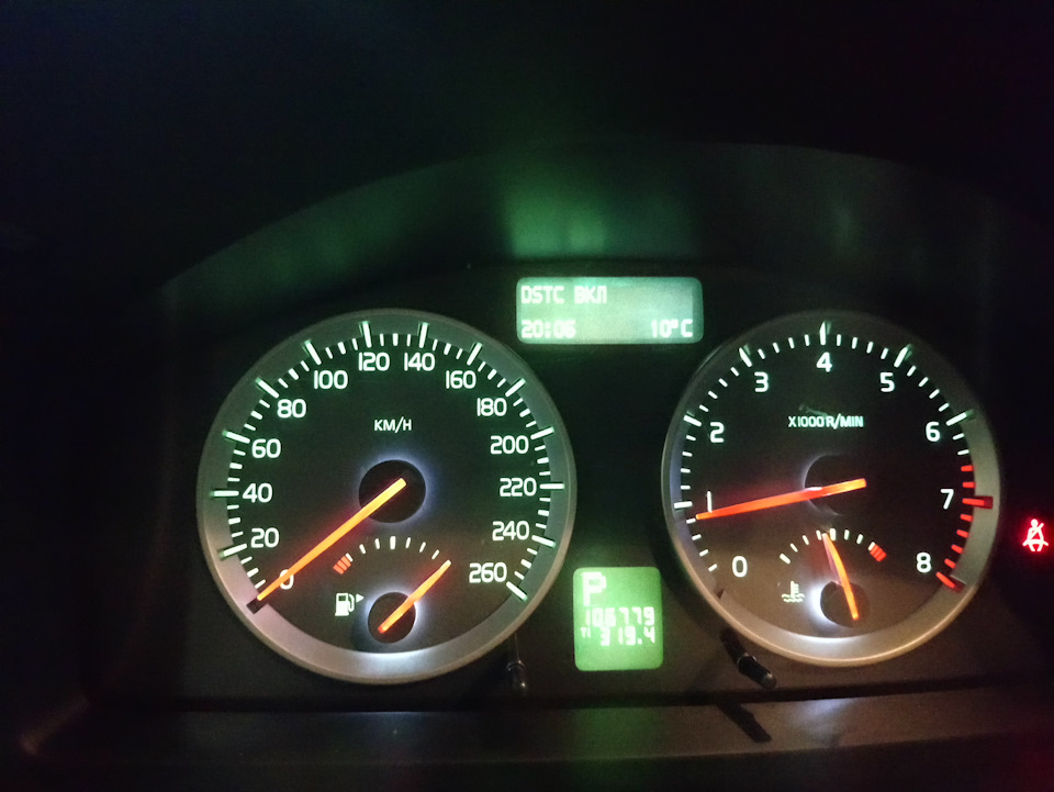 Скрутить пробег вольво. Вольво s40 II DSTC кнопка. DSTC Volvo что это. DSTC Volvo s40 требует обслуживания